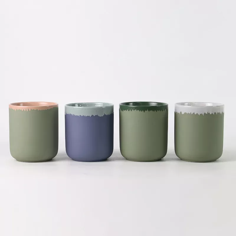 Castiçal de cerâmica com acabamento em cor natural Castiçal de cerâmica com acabamento em cor natural