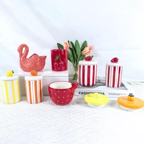 Porta de vela de cerâmica em forma de flor e em forma de fruta