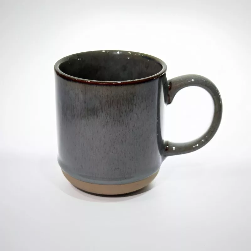 Caneca cinza de viagem de cerâmica simples e moderna