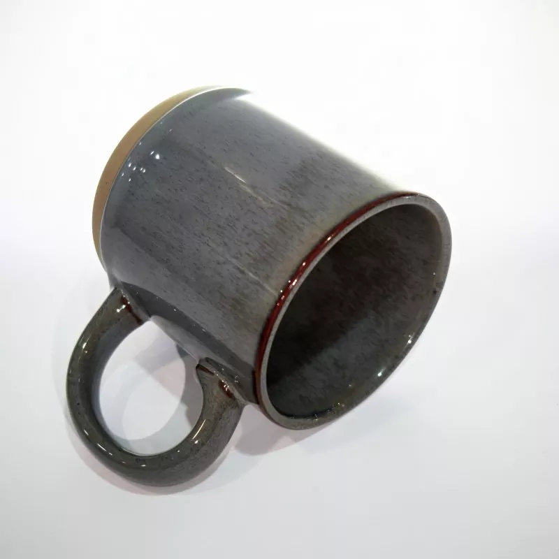 Caneca cinza de viagem de cerâmica simples e moderna