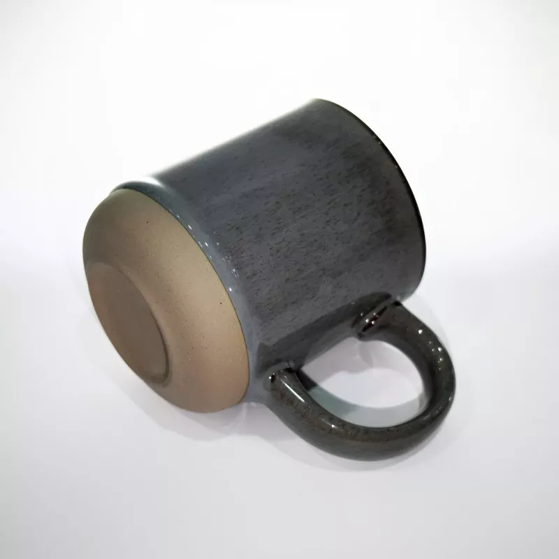 Caneca cinza de viagem de cerâmica simples e moderna