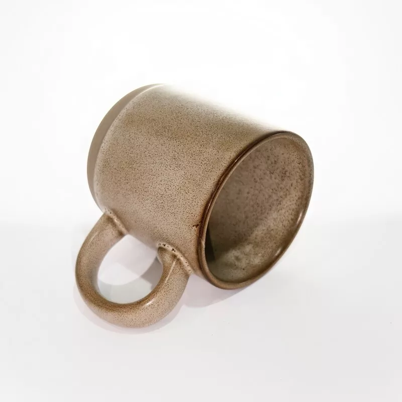 Caneca de viagem de cerâmica simples e moderna