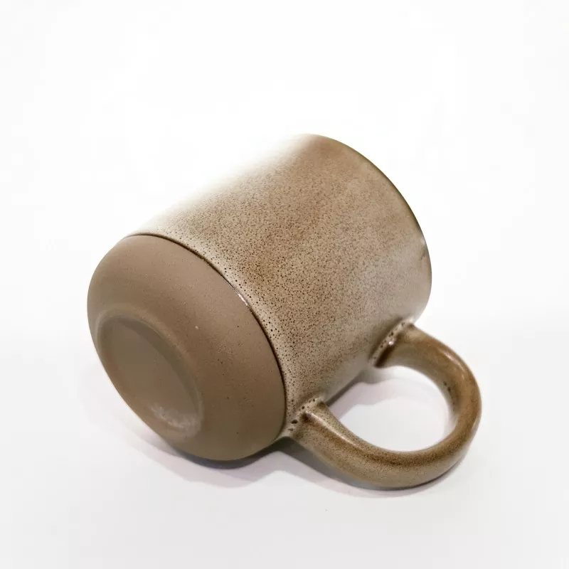 Caneca de viagem de cerâmica simples e moderna